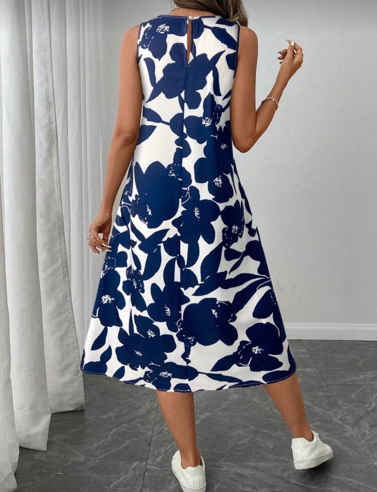 Vestido floral azul y blanco